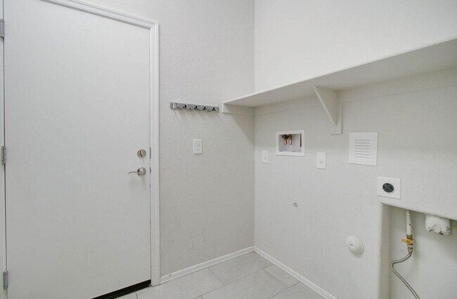 Building Photo - 6570 W Sonoma Way