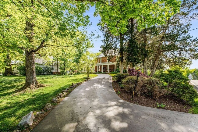 Building Photo - 405 Webb Rd W