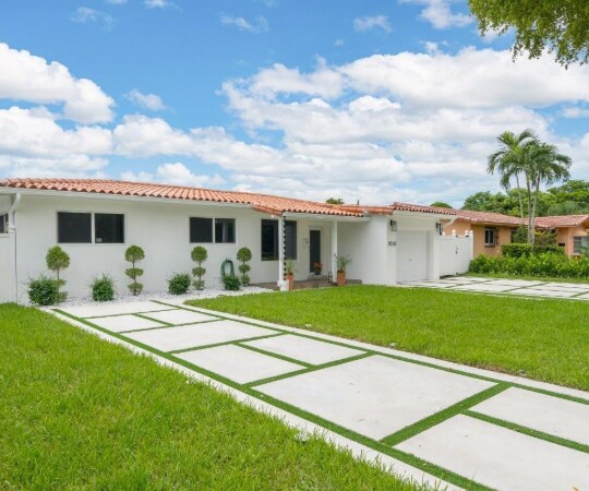 Building Photo - 1040 N Royal Poinciana Blvd