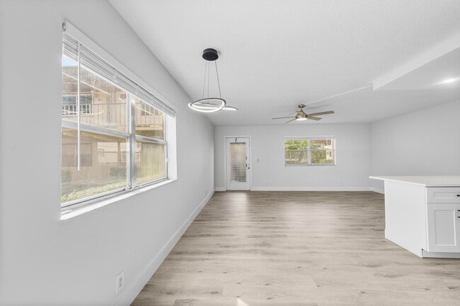 Building Photo - 59 Saxony B