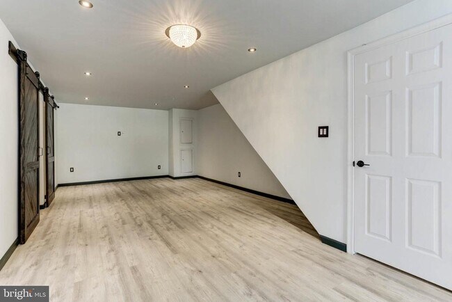 Building Photo - 9197 Carriage House Ln