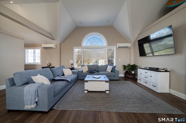 Building Photo - 50 York St