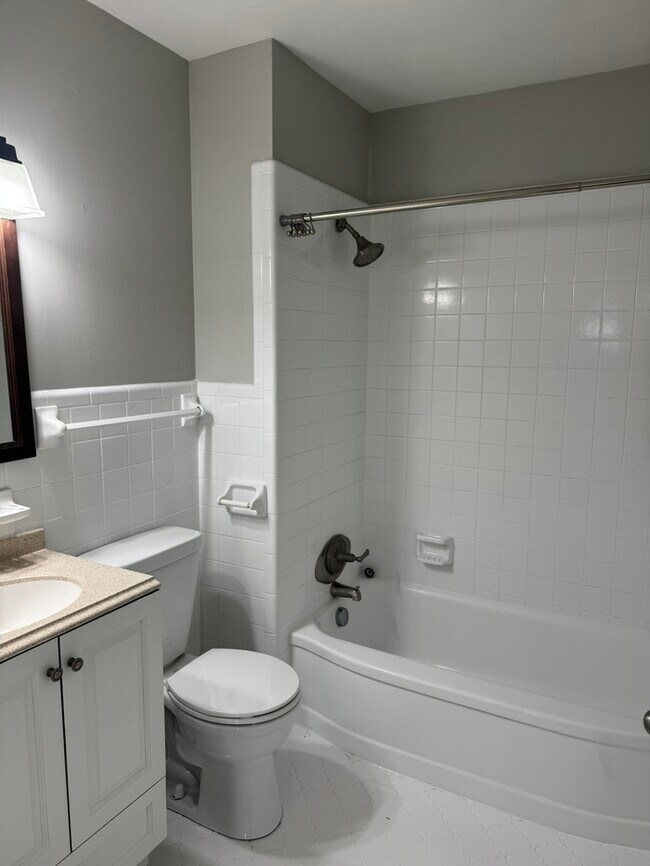 Building Photo - 5532 Kendall Dr