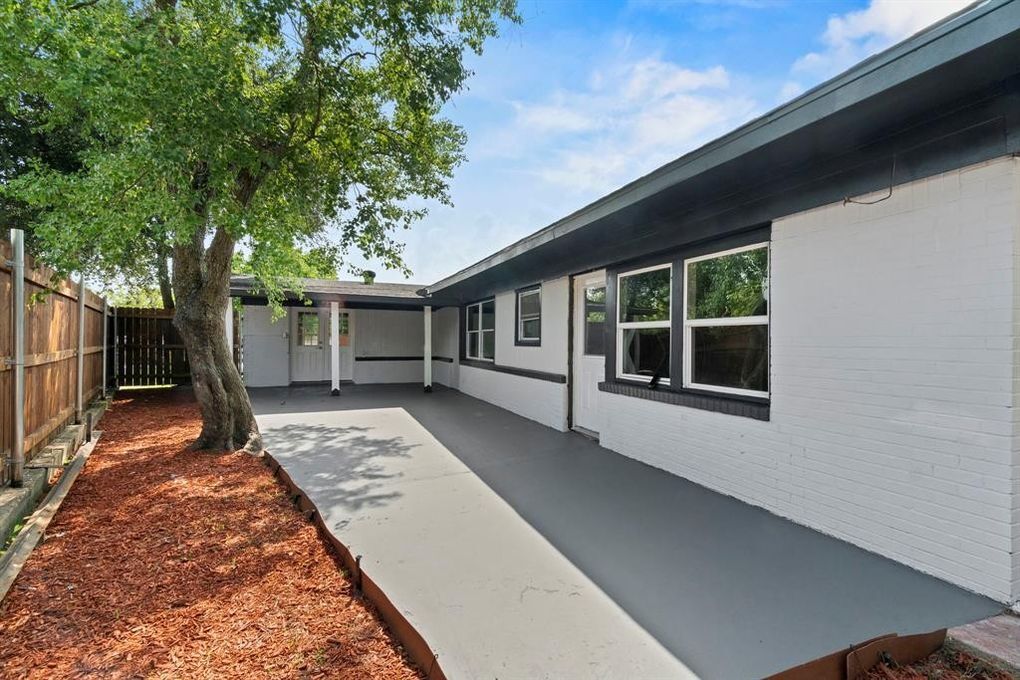 Building Photo - 1910 Danube Dr