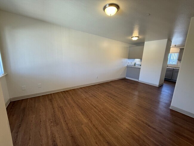 Building Photo - Free months rent and $250 Walmart Gift Car...