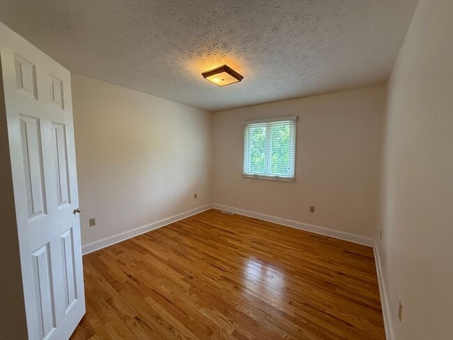 Building Photo - 3-4 bedroom 2 bath split foyer for rent