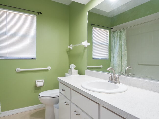 Building Photo - Enjoy Florida living in this spacious 3BR/...