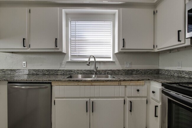 Building Photo - Three bed/2.5 bath in Harvest Hills