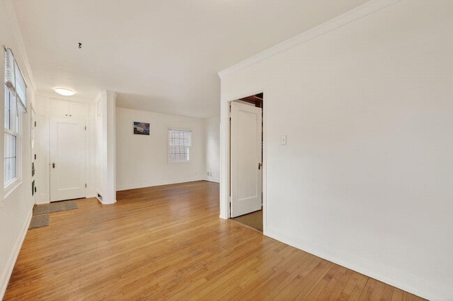 Building Photo - 514 W Lakeside St