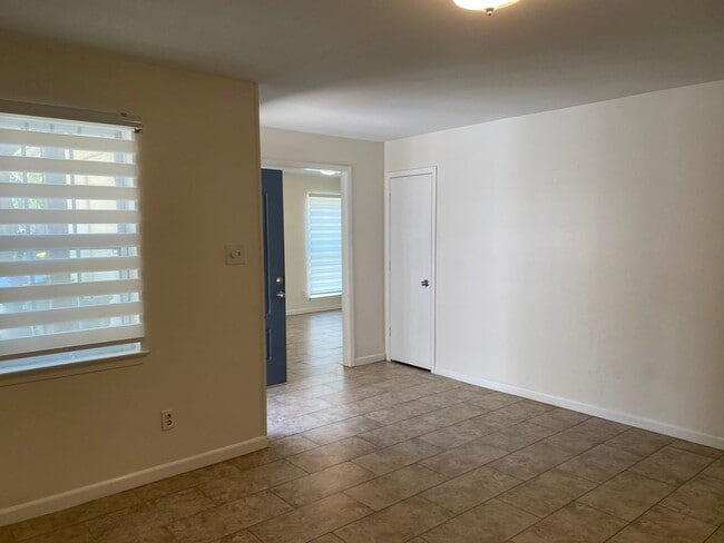 Building Photo - ***$500 off First Full Months rent with mo...