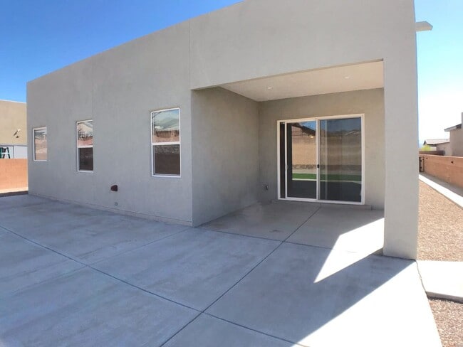 Building Photo - Gorgeous Los Lunas 3 Bedroom! Open layout! Tons of space. Built in 2021