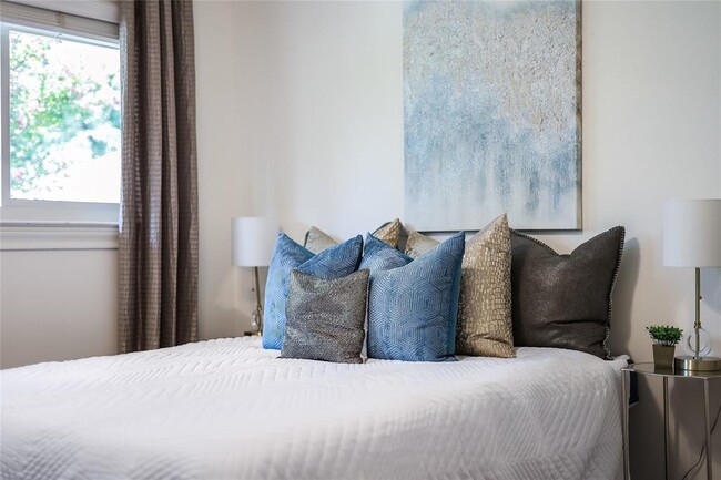 Building Photo - 5605 Creek Meadows Cove