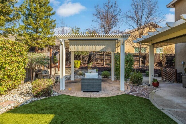 Building Photo - Elegant & Spacious 4 Bedroom Home Near Fol...