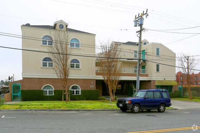 Building Photo - 90 Oak Ave