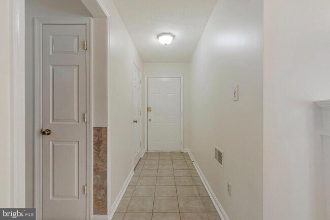 Building Photo - 10070 Oakton Terrace Rd