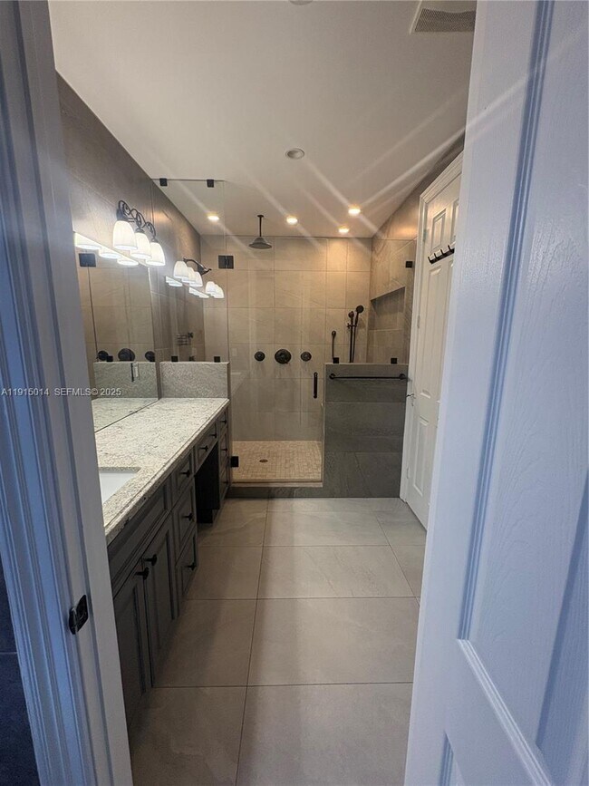 Building Photo - 819 E 26th St