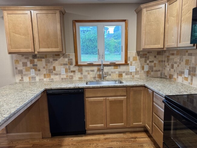 Building Photo - Stunning 3-bedroom, 3-bathroom single family home