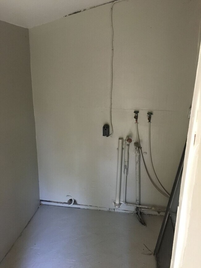 Building Photo - Large 2/1 Home, includes bonus room- Sherwood Forest- $995