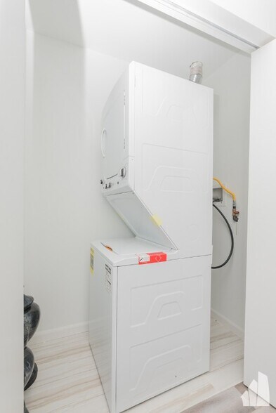 Building Photo - 2534 W Fullerton Ave