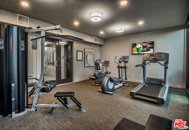 Building Photo - 447 N Doheny Dr
