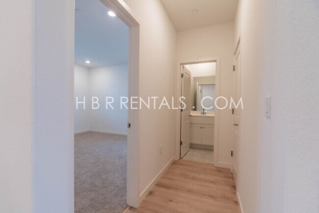 Building Photo - Charming 4-Bed, 3-Bath Home in Lathrop’s T...