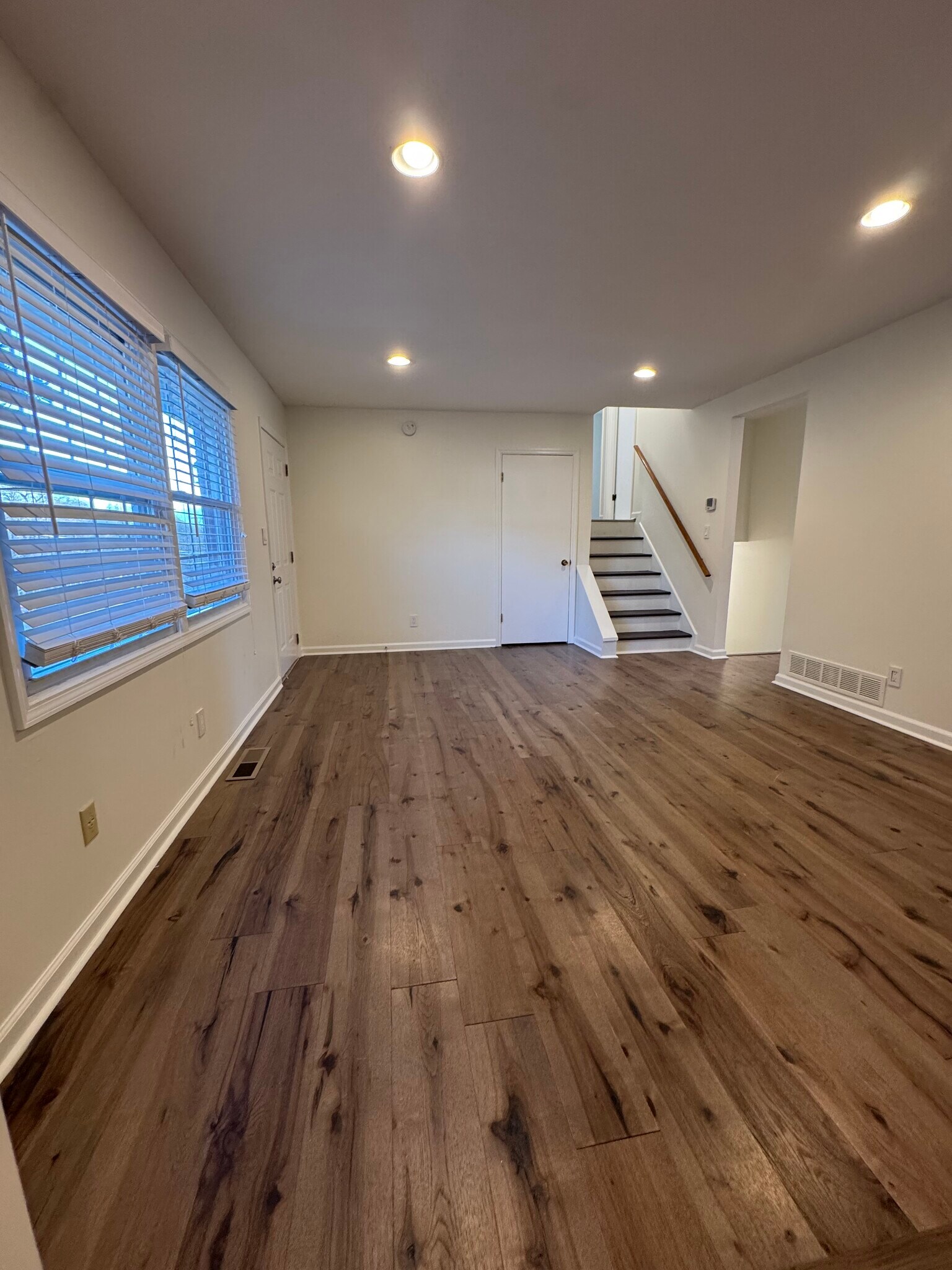 Building Photo - 114 Woodglen Dr