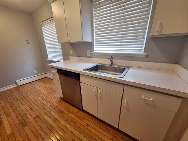 Building Photo - Move In Special!!!  Charming Rochester Condo.  Must see!!