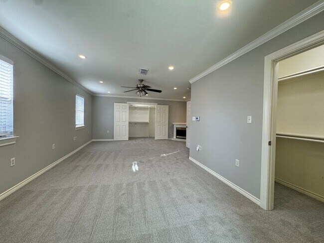 Building Photo - 627 W 2nd St