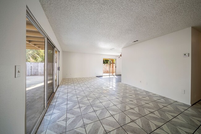 Building Photo - Charming 3 bedroom 2 bath in Escondido!