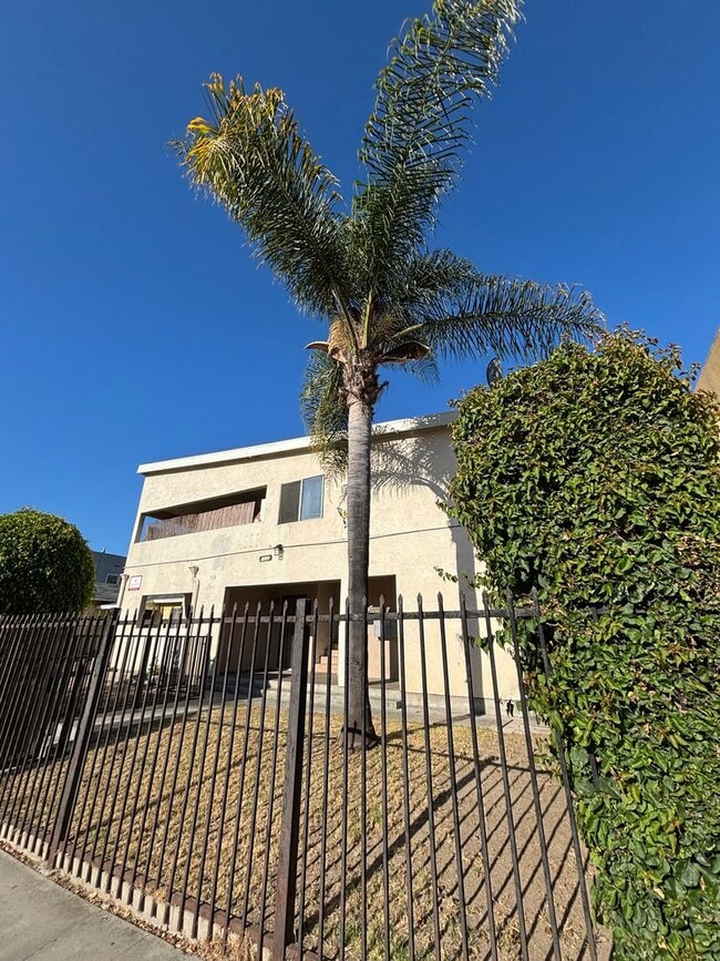 Primary Photo - Beautiful Newly Renovated 1 Bedroom in Lon...