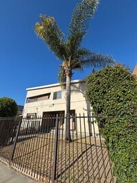 Building Photo - Beautiful Newly Renovated 1 Bedroom in Lon...