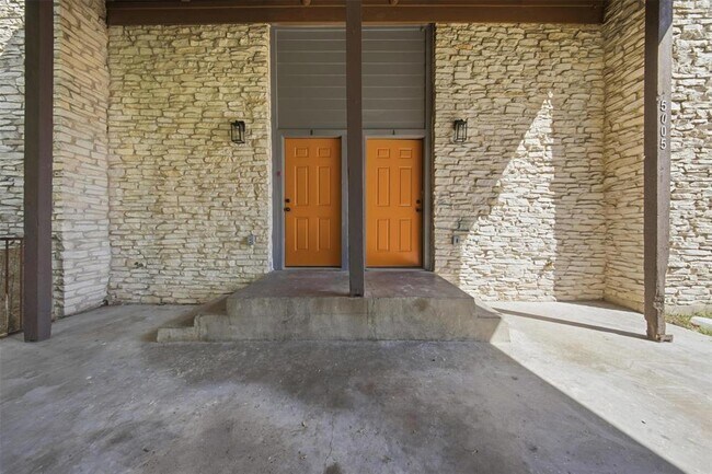 Building Photo - 5005 Cottonwood Cir