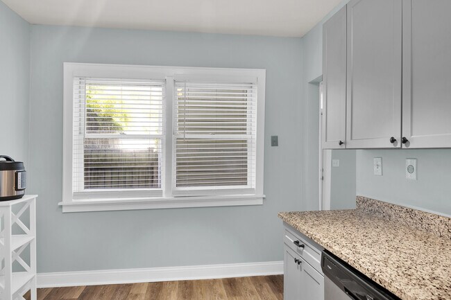 Building Photo - 2602 Riverside Dr