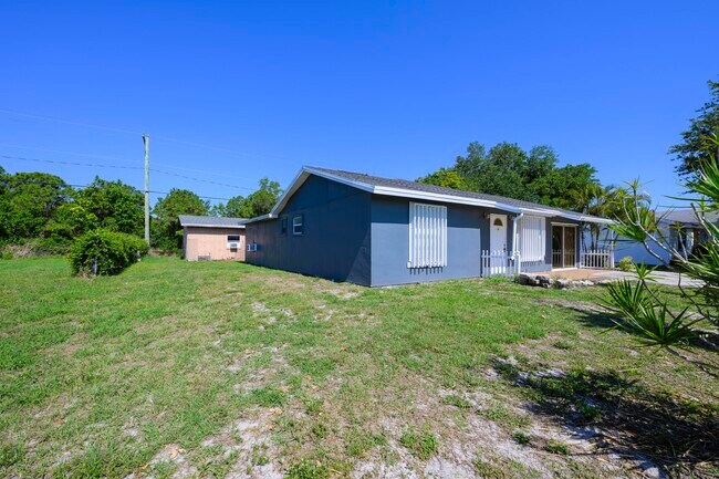 Building Photo - 280 NW Airoso Blvd