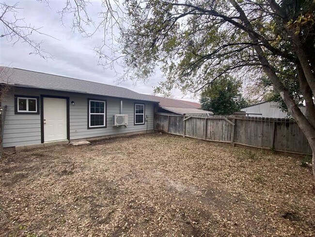 Building Photo - Cute 3/1 home with covered parking and large backyard