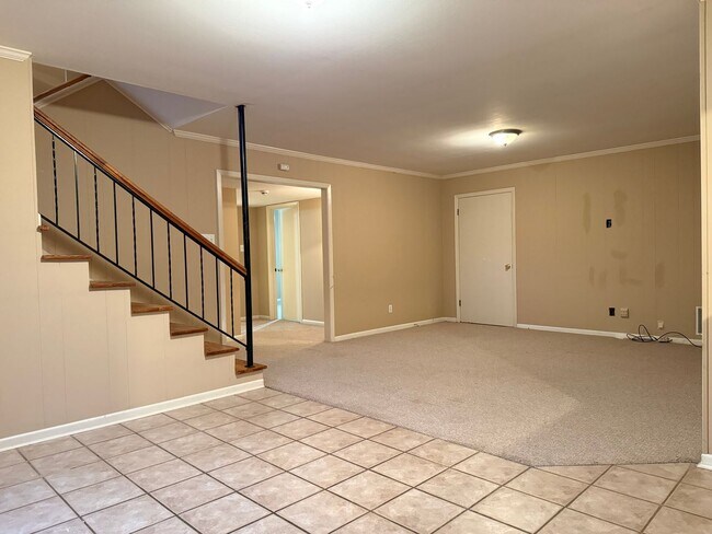 Building Photo - 323 Auburn Dr