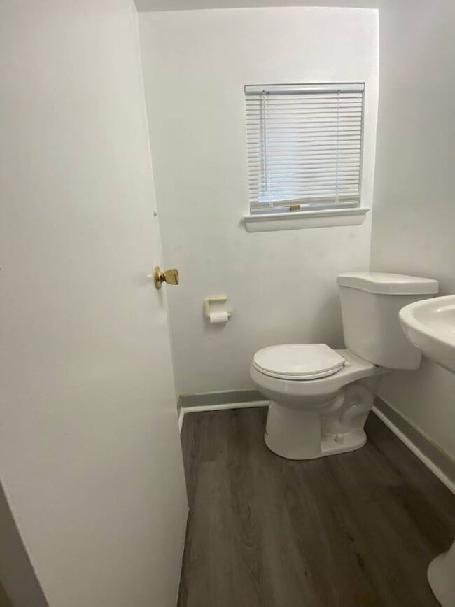 Building Photo - A spacious two bedroom, one and one half bath condo townhouse located in the northern section of ...