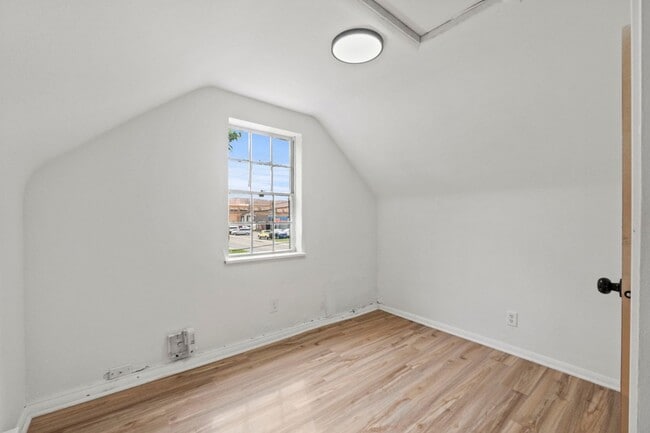 Building Photo - 2 BEDROOM HOME!