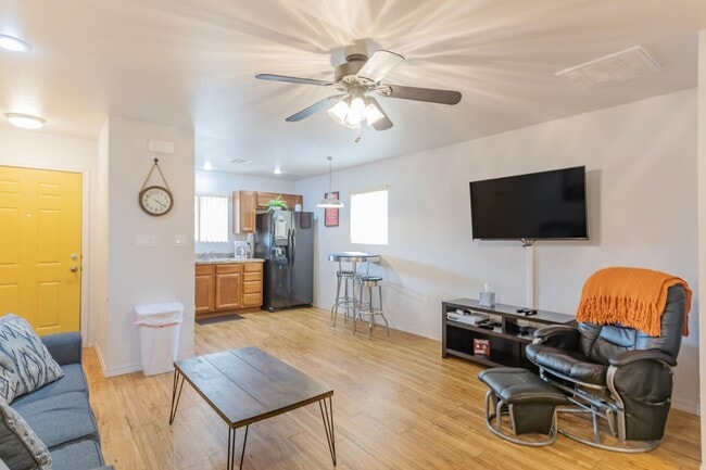 Building Photo - 800 Sherwood Dr