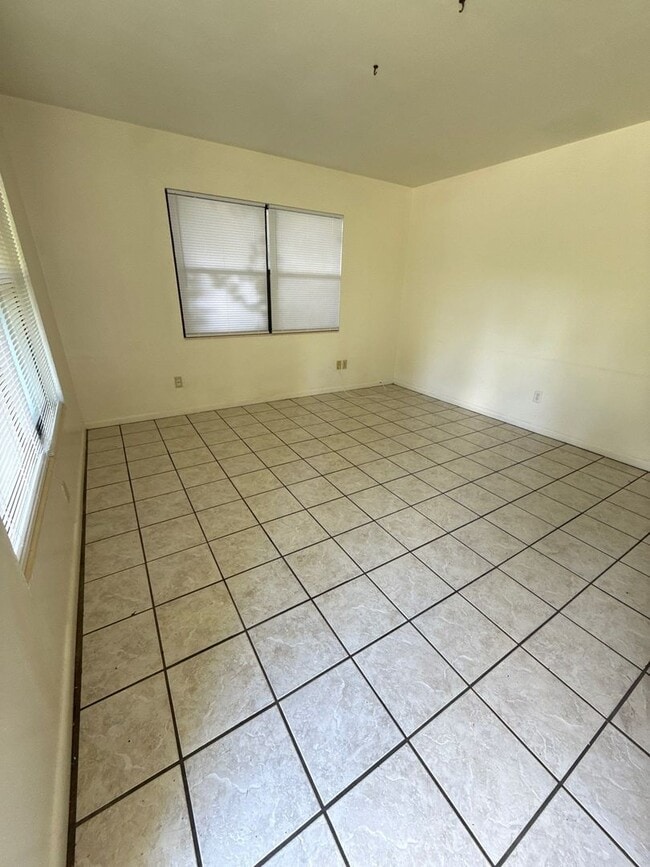 Building Photo - 4 bed/ 2.5 bath home, Walk to the stadium!...