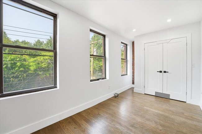 Building Photo - 216 6th St