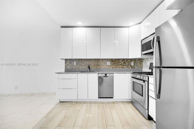 Building Photo - 2030 S Ocean Dr