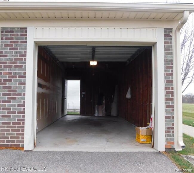 Building Photo - 2824 Roundtree Dr