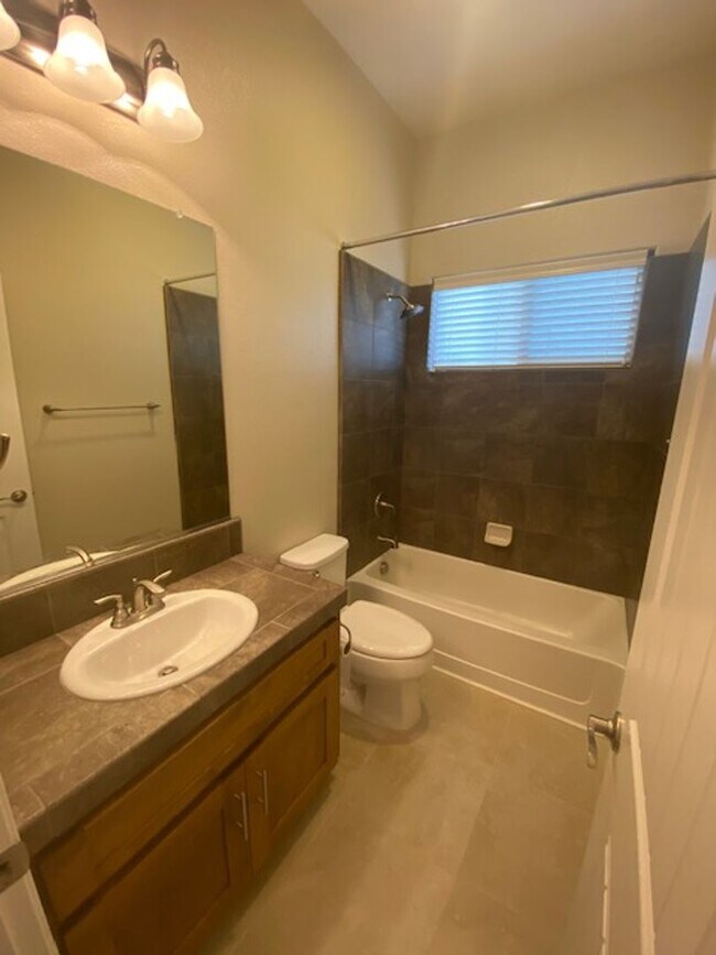 Building Photo - 2256 Ranch View Dr