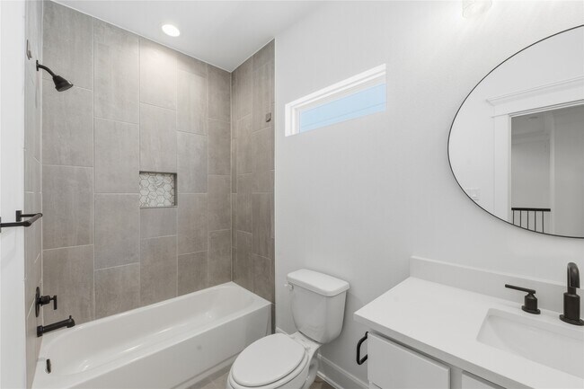 Building Photo - 819 W 19th St