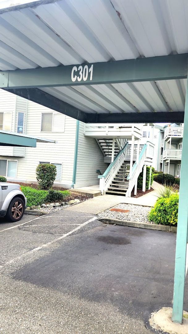 Building Photo - Lovely Oak Harbor Living and Pet Friendly!!