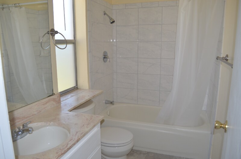 Building Photo - 729 Valley Green Dr