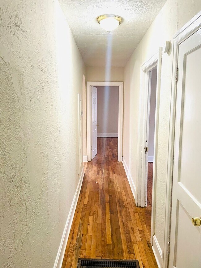 Building Photo - ** 3 bed 1 bath located close to Jackson Hospital ** Call our self showing number to schedule a t...