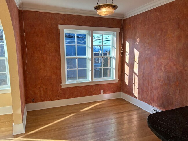 Building Photo - 2015 Franklin Ave E