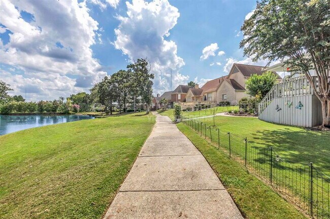 Building Photo - 7520 Crystal Lake Dr